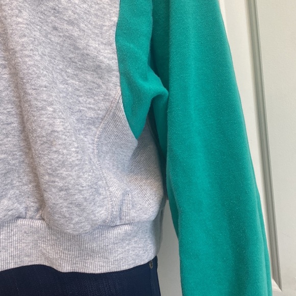 Joy Lab Womens L Crop Top Sweatshirt. Grey and Green sleeves. Soft and cozy. - Picture 5 of 12